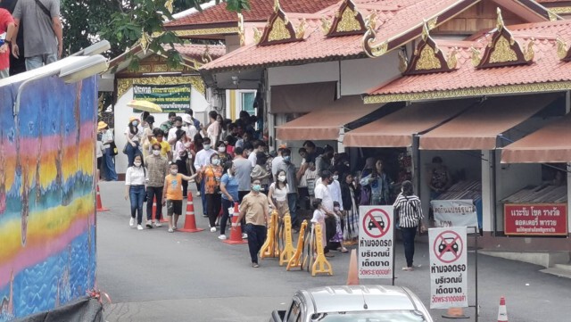 หยุดยาวคนแห่ทำบุญ วัดพระธาตุดอยคำแน่น!