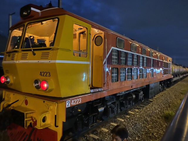 สาวนิรนามคิดสั้นนอนให้รถไฟทับดับ