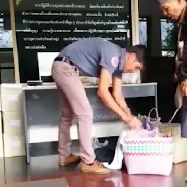 หนุ่มมิจฉาชีพทำท่าทีช่วยป้ายกของ ตีเนียนขโมยเงิน