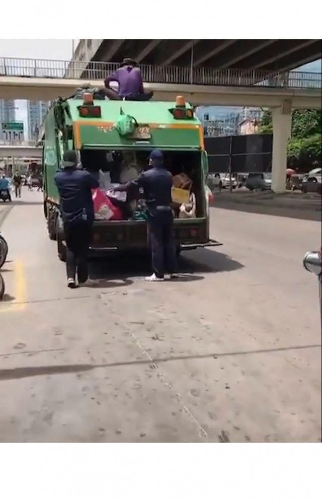 พลเมืองดีนำเสบียงให้พี่ๆเก็บขยะแต่เขาเลือกเพียงน้ำขวดเดียว