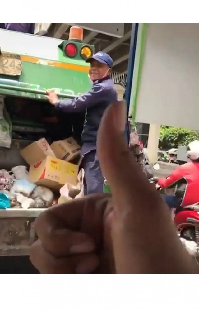 พลเมืองดีนำเสบียงให้พี่ๆเก็บขยะแต่เขาเลือกเพียงน้ำขวดเดียว