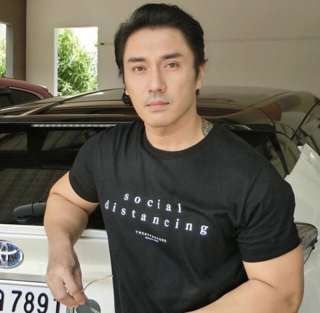 "เอ พศิน" ถ่ายภาพติดเงาปริศนาในกระจก?