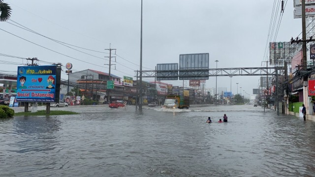 พัทยาอ่วม น้ำท่วมถนนสูงครึ่งเมตร