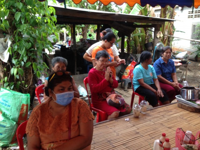 ชาวบ้านจุดธูปบูชาขอโชคลาภ ต้นหมากแดง