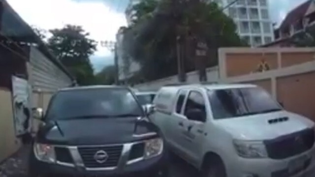 รถยนต์เปิดไฟฉุกเฉินขับสวนเลน บีบแตรลั่นต่อว่าคนบนถนน