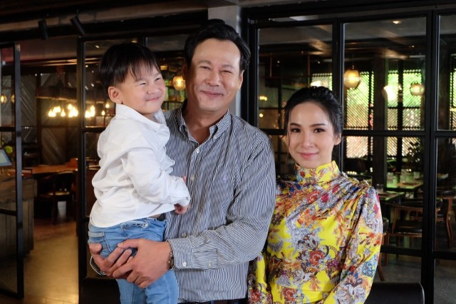 "ตฤณ เศรษฐโชค"  ควงภรรยาสาวอายุห่าง 20 ปี เปิดใจเรื่องความรักต่างวัย