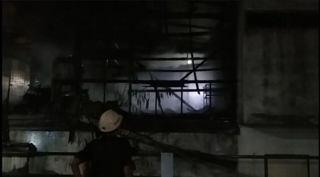 เพลิงไหม้บ้านวอดกลางสายฝนเจ้าของเหลือแค่เสื้อผ้าชุดเดียว