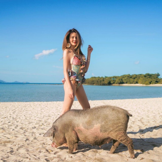 'ดิว อริสรา' ทำสมุยไฟลุกอีกครั้ง โพสต์ชุดว่ายน้ำประชัน 'หมูดัง'