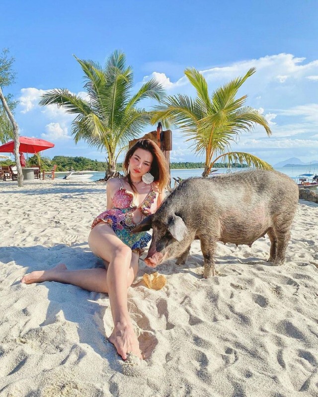 'ดิว อริสรา' ทำสมุยไฟลุกอีกครั้ง โพสต์ชุดว่ายน้ำประชัน 'หมูดัง'