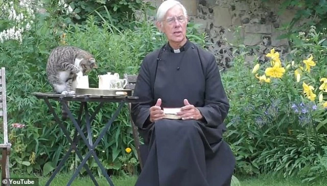 แมวแย่งซีน! กระโดดมาขโมยนม ขณะบาทหลวงเทศน์ออนไลน์