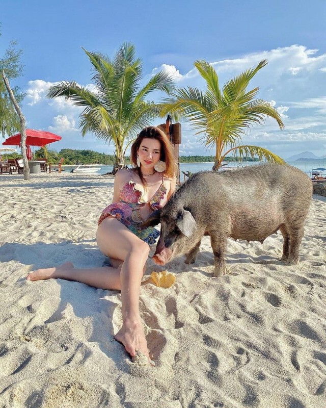 'ดิว อริสรา' ทำสมุยไฟลุกอีกครั้ง โพสต์ชุดว่ายน้ำประชัน 'หมูดัง'