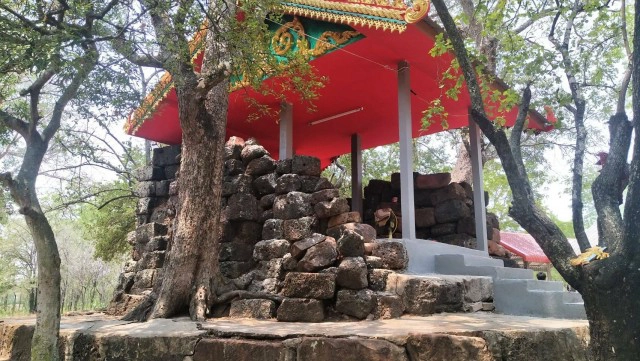 รื้อหลังคาสร้างทับโบราณสถานเก่าแก่