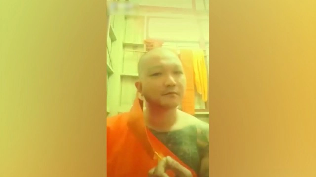 หลวงพี่ติ๊กต๊อก รุ่นฮาไม่จำกัด สวมสบงแล้วทรงพลัง