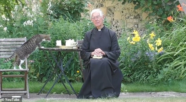 แมวแย่งซีน! กระโดดมาขโมยนม ขณะบาทหลวงเทศน์ออนไลน์