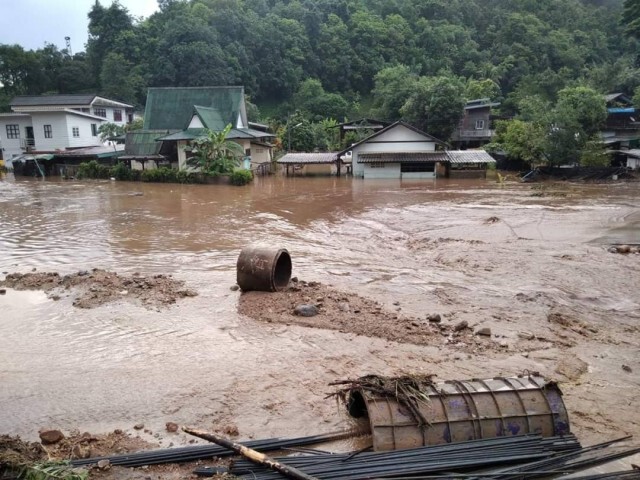 น้ำป่าถล่มเส้นทางเชียงใหม่-เชียงราย ขาด