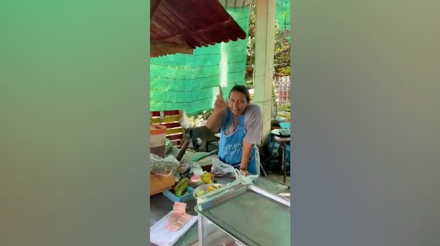 แม่ค้าหัวร้อนทวง40บาทลั่นงงทั้งร้านทุกคนเห็นแต่แม่ค้าไม่เห็น