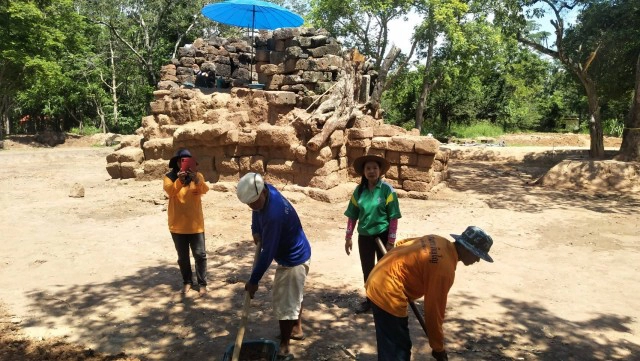 รื้อหลังคาสร้างทับโบราณสถานเก่าแก่