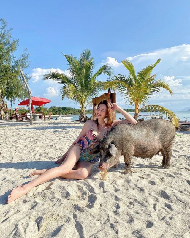 'ดิว อริสรา' ทำสมุยไฟลุกอีกครั้ง โพสต์ชุดว่ายน้ำประชัน 'หมูดัง'
