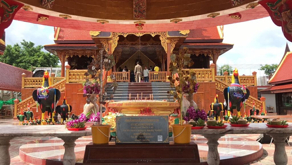 โจรย่องขึ้นศาลพระเจ้าตาก ลักดาบฝังมุก บอก รปภ.เอาไปปราบยา