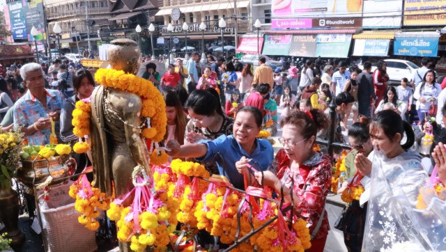กำนัน- ผญบ.แห่แจ้งความ"บ๊วย-เรนนี่"บิดเบือนย่าโม ผิดพ.ร.บ.คอมพ์ฯ