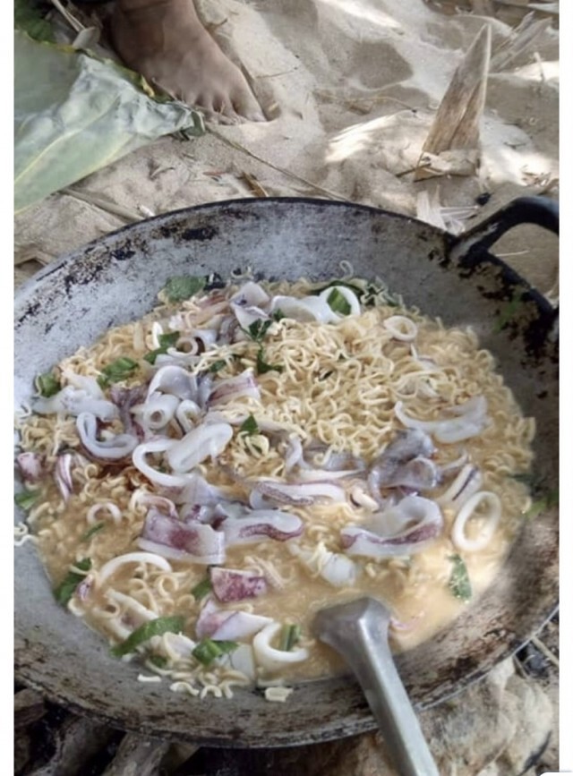 ตำรวจบุกค้นวัยรุ่นกลางป่านึกว่ามาเสพที่แท้มาเป็นหม้อ