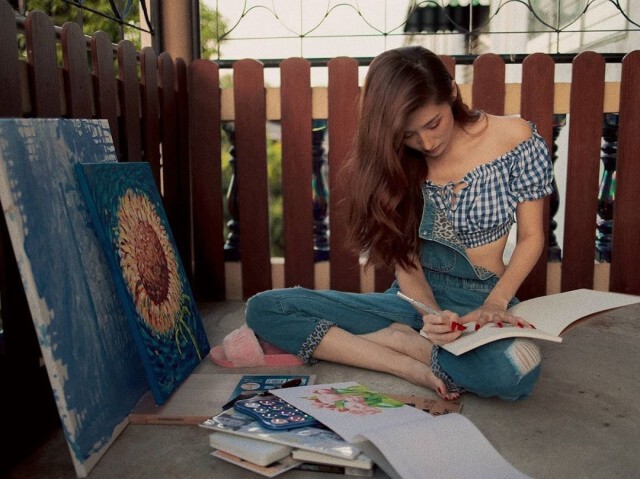 ร้อนจนระเบียงไหม้ไม่เหลือซาก กับชุดวาดรูปของ 'เมย์ สิรินทร์'