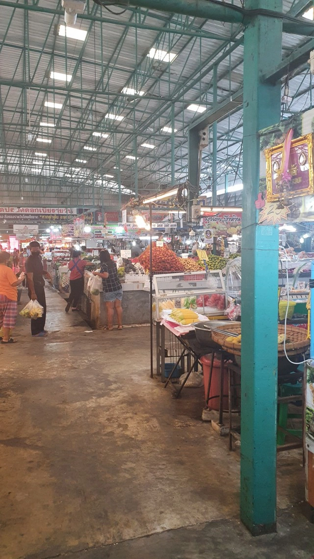 แม่ค้าขายผลไม้ตีเนียนโกงเงินทอนหน้านิ่งๆ สุดท้ายใครจะซื้อดูเอา