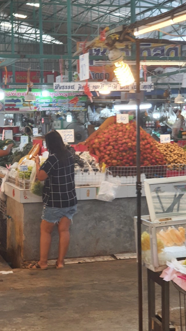 แม่ค้าขายผลไม้ตีเนียนโกงเงินทอนหน้านิ่งๆ สุดท้ายใครจะซื้อดูเอา