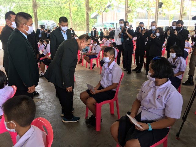 "ลุงป้อม"มอบทุนลูกหลานจนท.โครงการป่ารอยต่อฯ