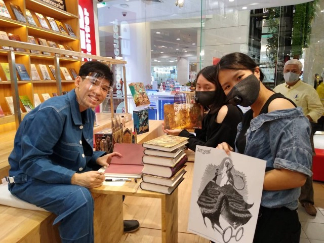 "อาชว์ Apolar" ผู้วาดปก "แฮร์รี่ พอตเตอร์"