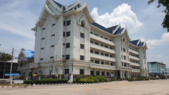 ลิงกังหันมารับจ๊อบเฝ้าศาลากลาง ป้องกันลิงแสมรื้อหลังคา