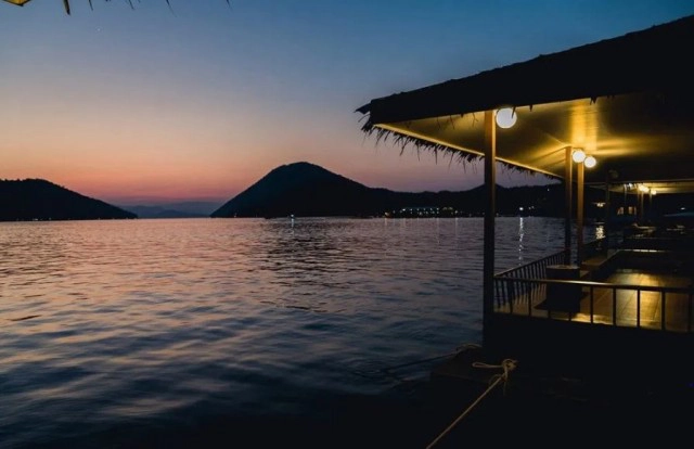 ชวนพักแพริมน้ำ สไตล์มัลดีฟส์เมืองไทย