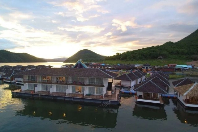 ชวนพักแพริมน้ำ สไตล์มัลดีฟส์เมืองไทย