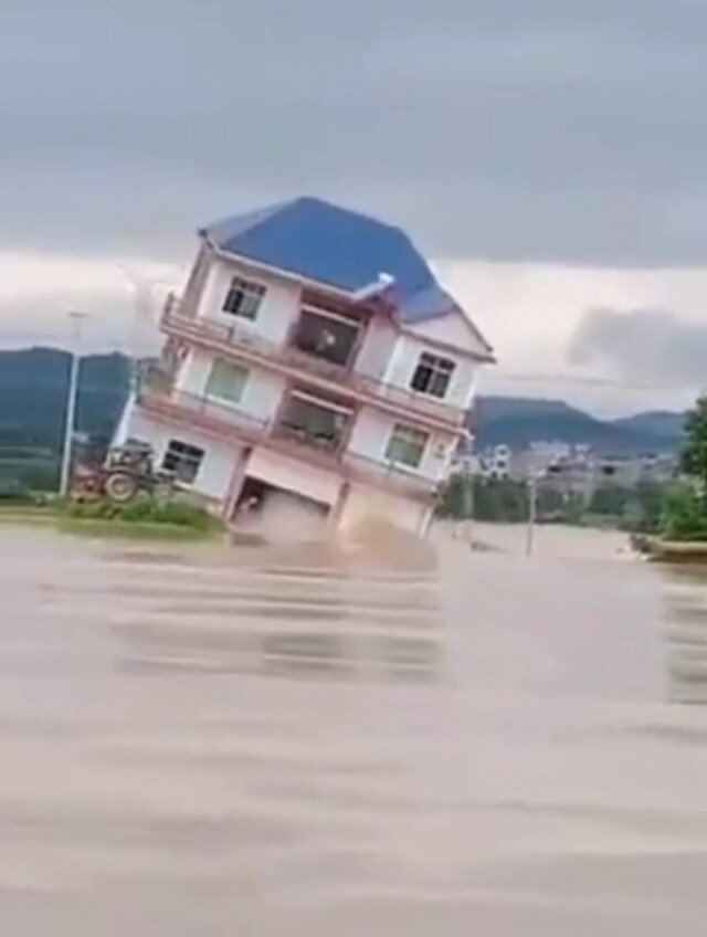 บ้านทั้งหลังถูกกระแสน้ำซัด หายไปในพริบตาที่จีน