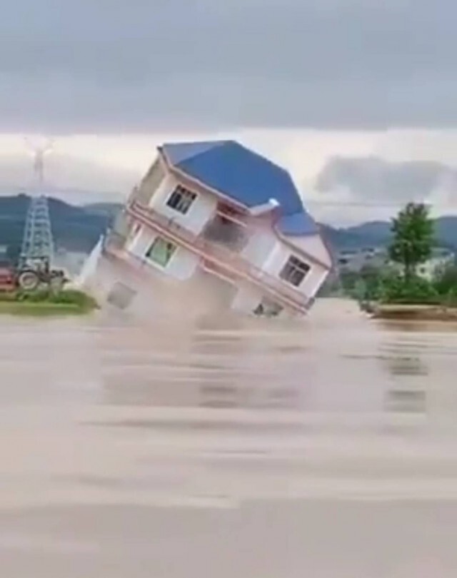 บ้านทั้งหลังถูกกระแสน้ำซัด หายไปในพริบตาที่จีน