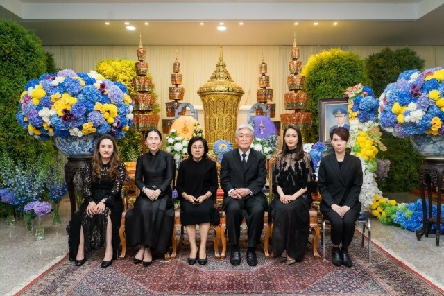 ในหลวงพระราชทานเพลิงศพ พ่อแต้ว