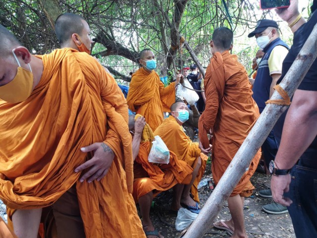ตม.ปากน้ำ รวบ 11 พระกัมพูชา ออกเร่บิณฑบาตสะสมปัจจัย