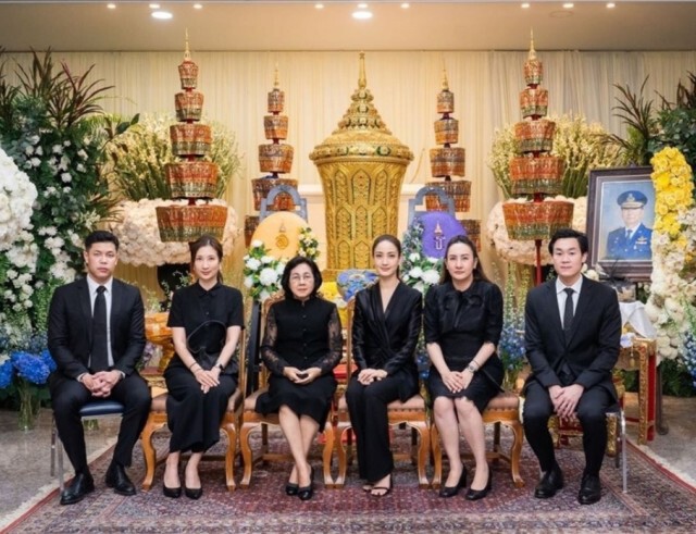 ในหลวงพระราชทานเพลิงศพ พ่อแต้ว