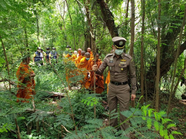 ตม.ปากน้ำ รวบ 11 พระกัมพูชา ออกเร่บิณฑบาตสะสมปัจจัย
