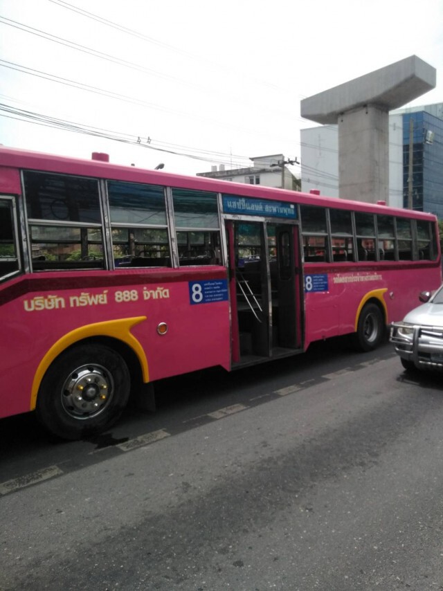หนุ่มวิน MBK วิ่งเลนขวาเสียหลัก "สาย 8" ทับซ้ำ... ดับ