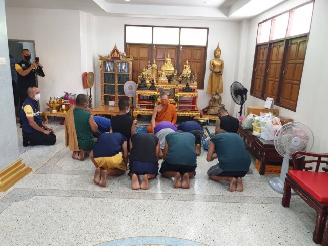 ตม.ปากน้ำ รวบ 11 พระกัมพูชา ออกเร่บิณฑบาตสะสมปัจจัย