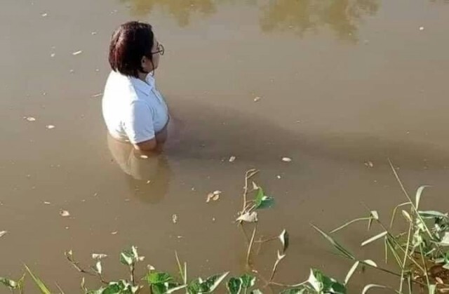 พิษโควิด!สาวตกงานเครียด ลงไปยืนทบทวนตัวเองในน้ำ