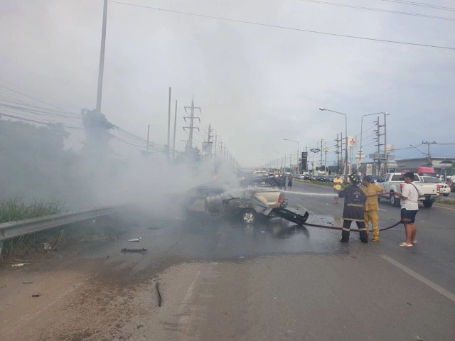 "มาสด้า" เหินข้ามเกาะกลางถนน  พุ่งชนกระบะวีโก้ ไฟลุกท่วมคัน