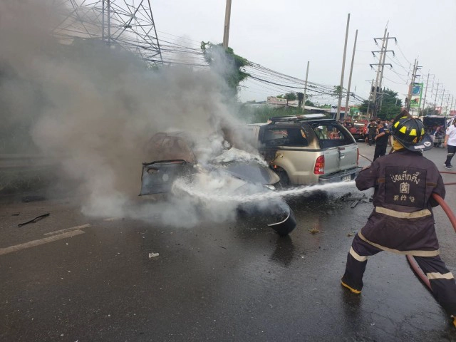 "มาสด้า" เหินข้ามเกาะกลางถนน  พุ่งชนกระบะวีโก้ ไฟลุกท่วมคัน