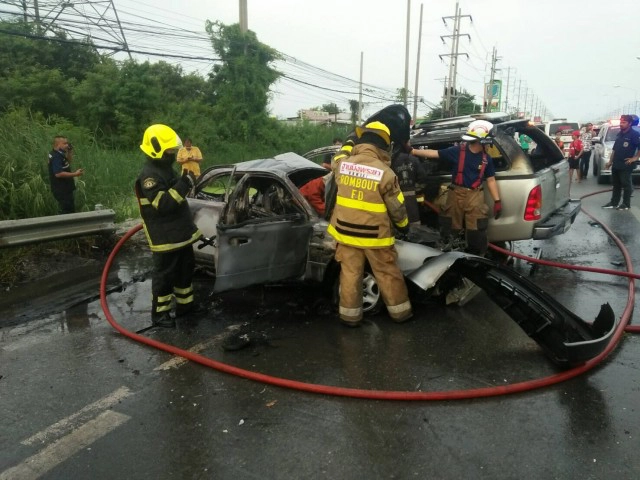 "มาสด้า" เหินข้ามเกาะกลางถนน  พุ่งชนกระบะวีโก้ ไฟลุกท่วมคัน