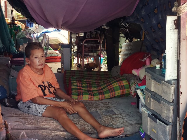 หญิงชรา เคราะห์ซ้ำ ไฟไหม้บ้านเหลือแต่เสา พักอาศัยบนดิน ใช้ฟูกเก่าเป็นที่หลับนอน