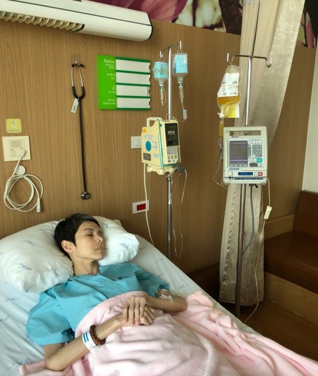 อดีตพระเอกคู่ขวัญ "เอกรัตน์" ส่งดอกไม้ช่อโต ให้กำลังใจ "นิ้ง"