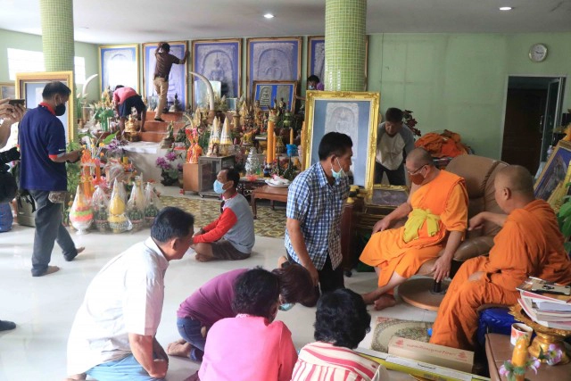 ชาวบ้านรวมขับไล่สมภารวัดเกาะแก้ว