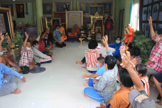 ชาวบ้านรวมขับไล่สมภารวัดเกาะแก้ว