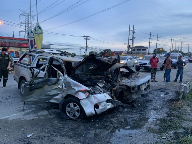 "มาสด้า" เหินข้ามเกาะกลางถนน  พุ่งชนกระบะวีโก้ ไฟลุกท่วมคัน